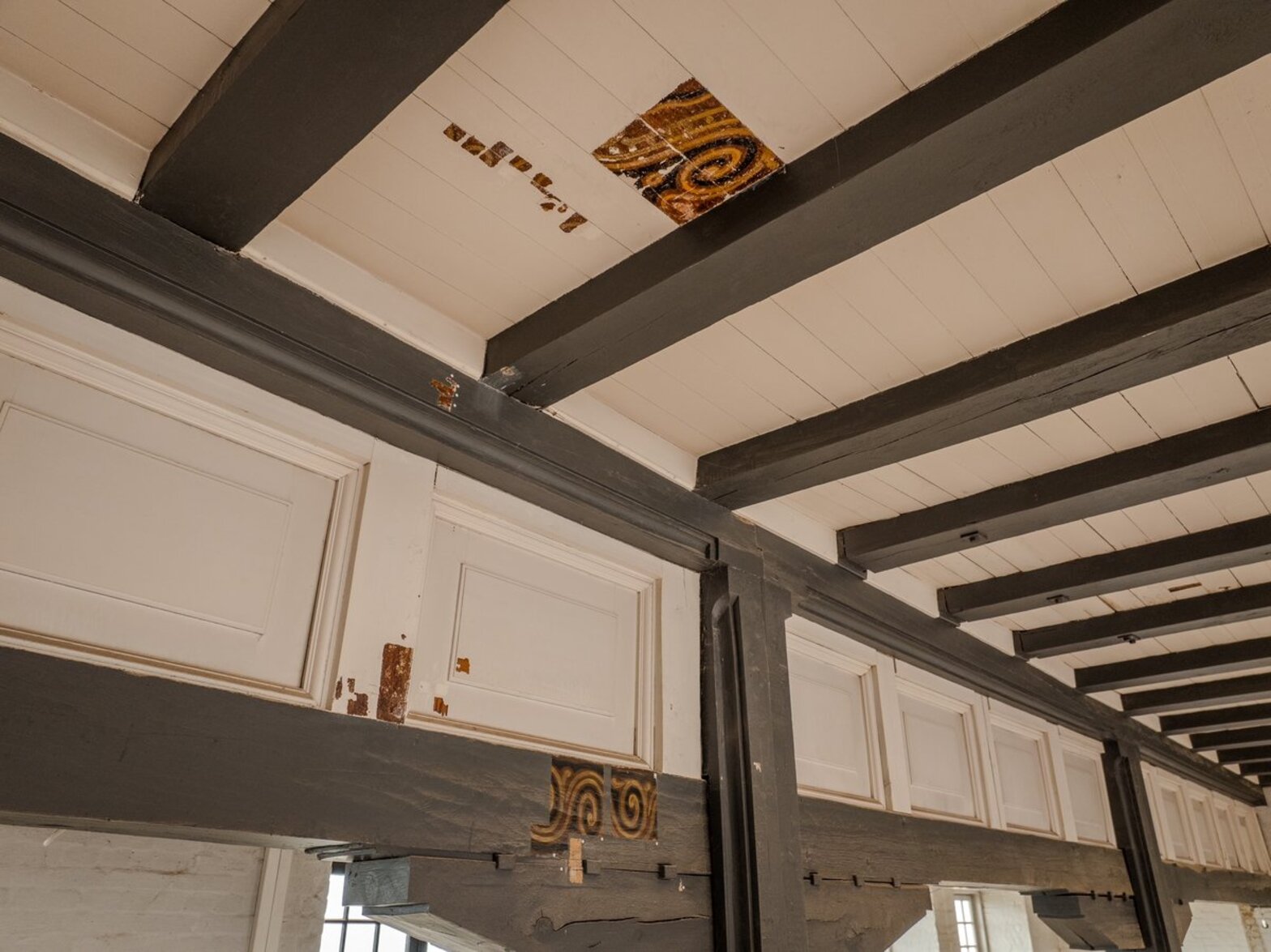 Blick auf Deckenkunstwerke