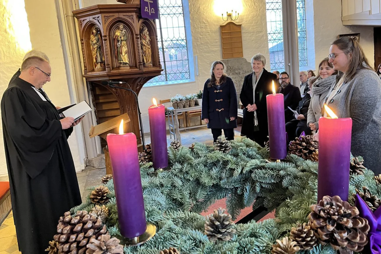 Personen in einer Kirche