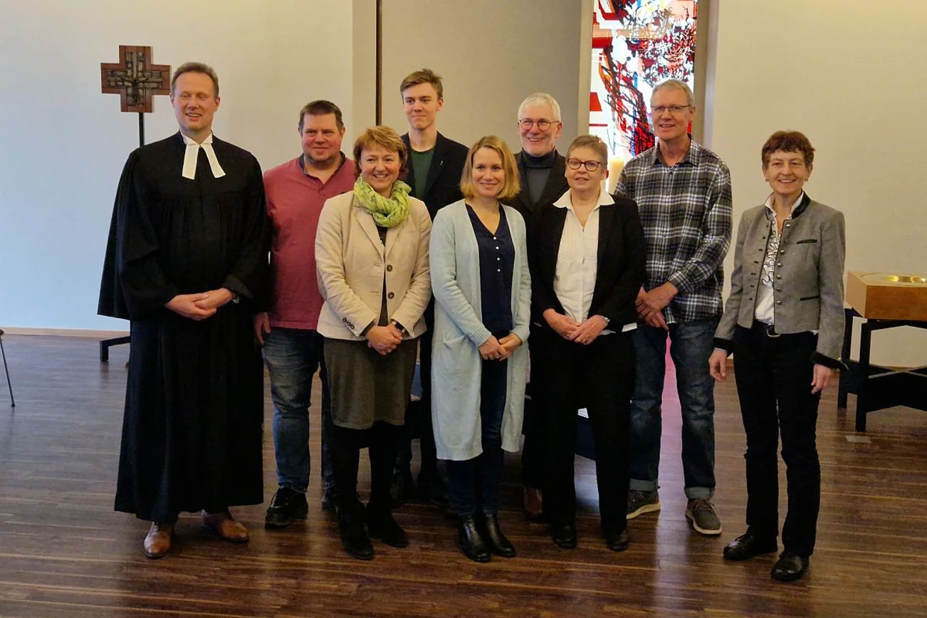 Ein Gruppe Menschen im Kirchenraum