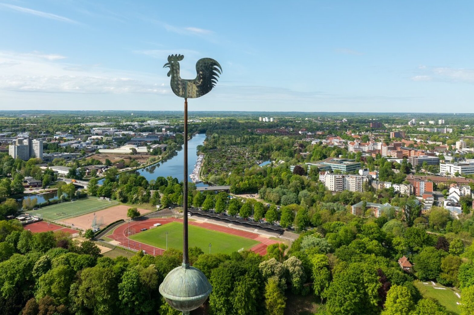 Ein Kirchturm mit Hahn 