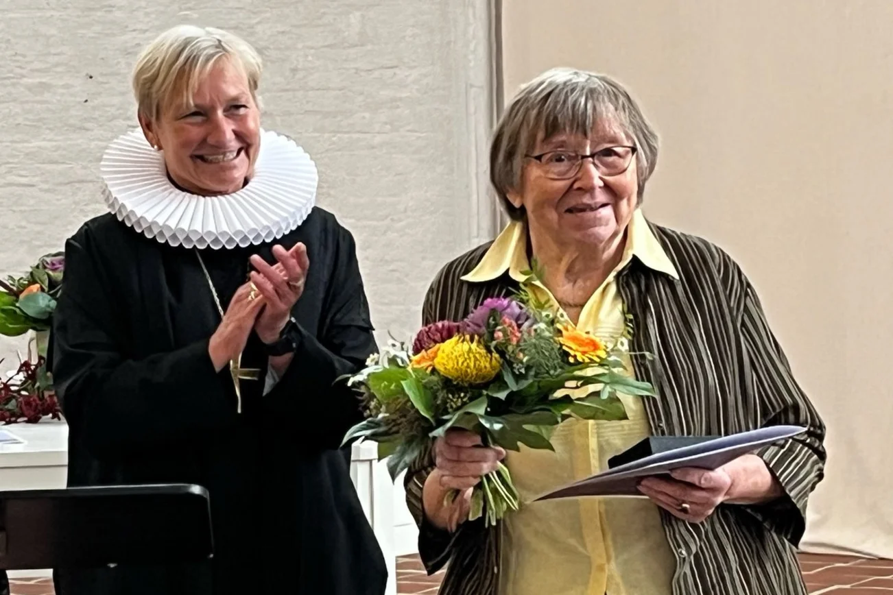 Zwei Frauen in einer Kirche. 