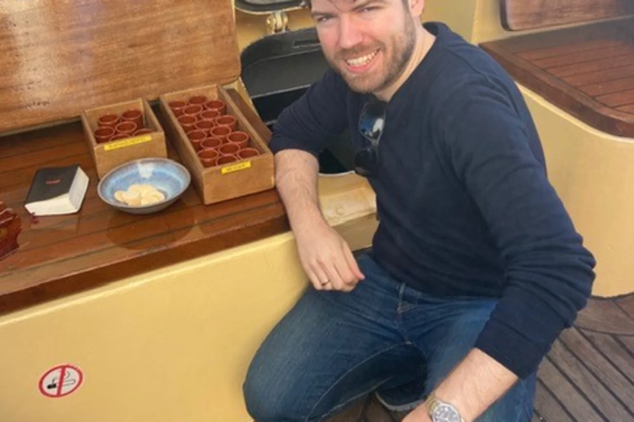 Pastor Otto bei der verteilung des Abendmahls auf dem Schiff