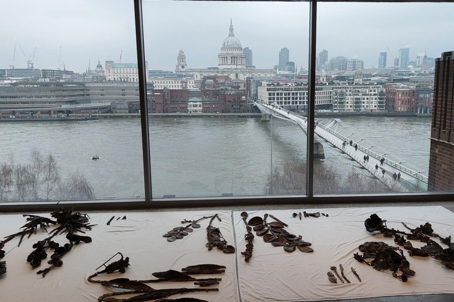 Ausstellungsobjekte in einem Museum vor der Skyline Londons