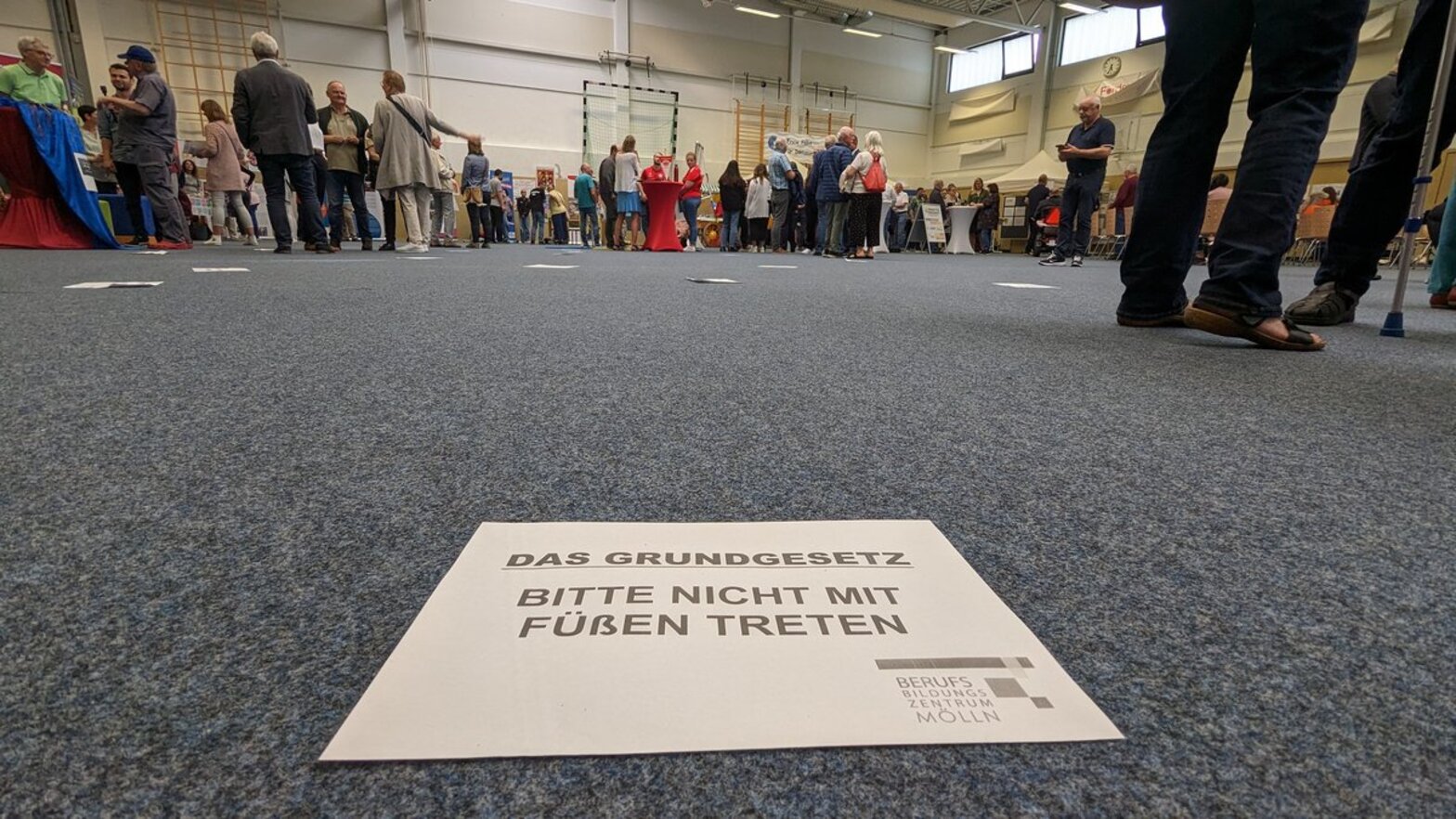 Ein Zettel auf dem Fußboden