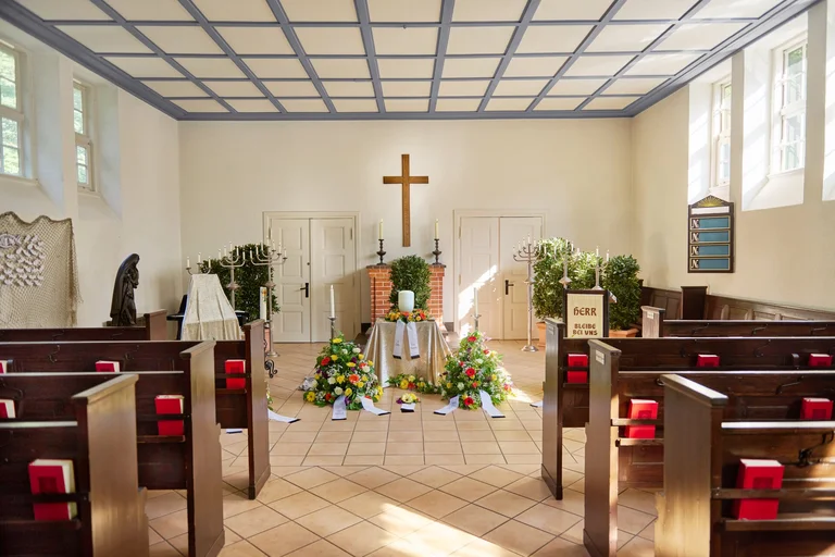 Innenraum Kapelle mit Blumenschmuck