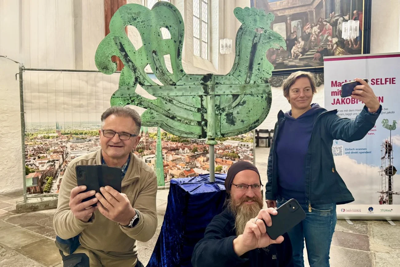 Drei Menschen in einer Kirche machen ein Selfie