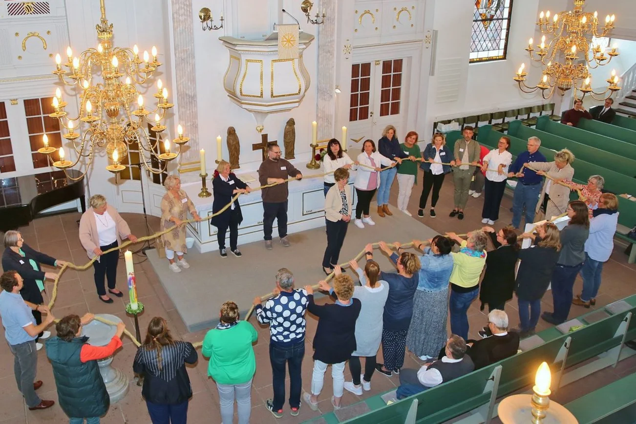 Menschen in einer Kirche