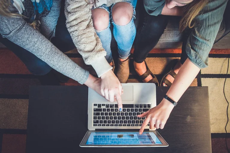 Community vor einem Laptop