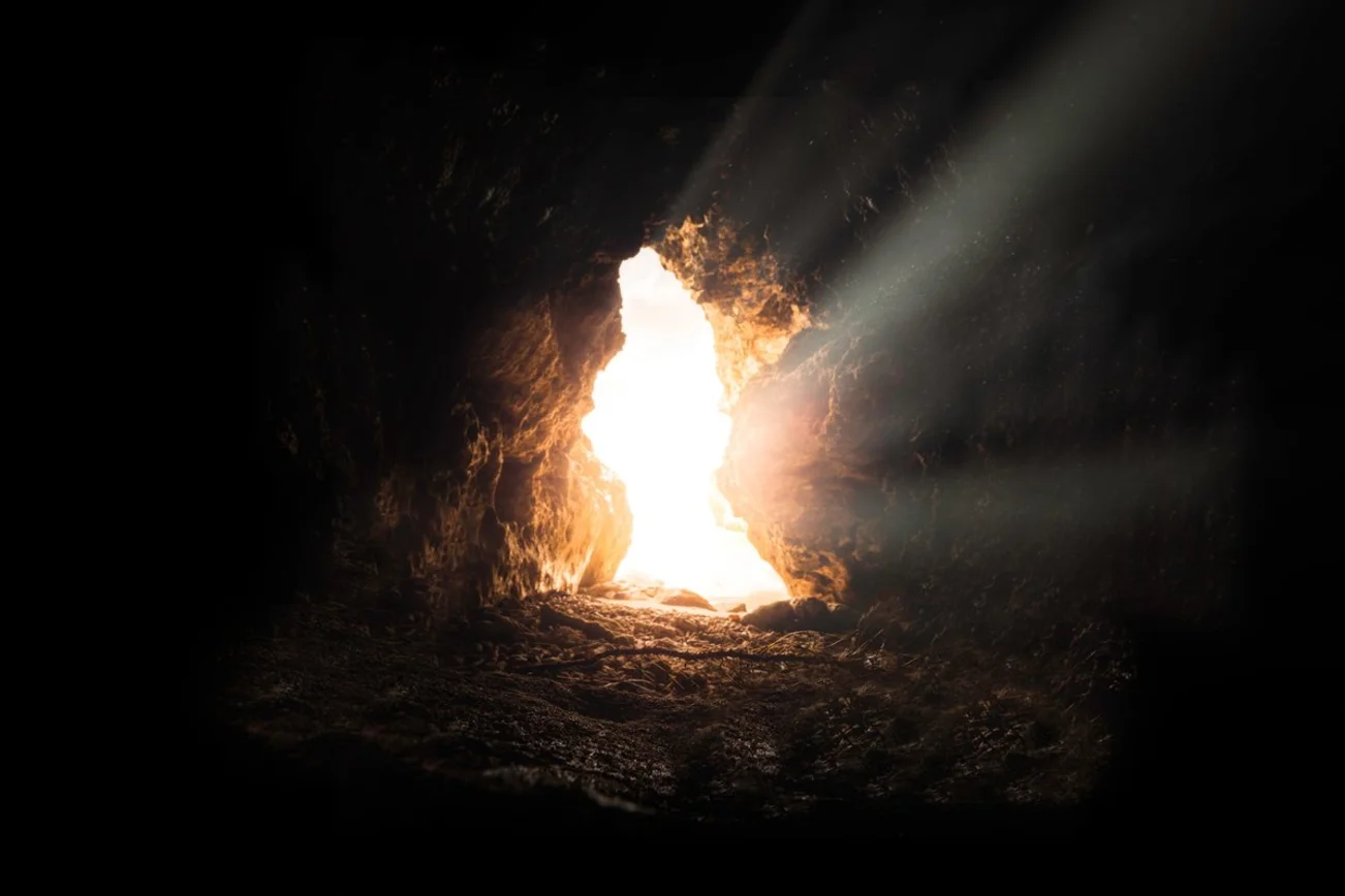 Blick in eine Höhle, in die Sonnenlicht fällt. 