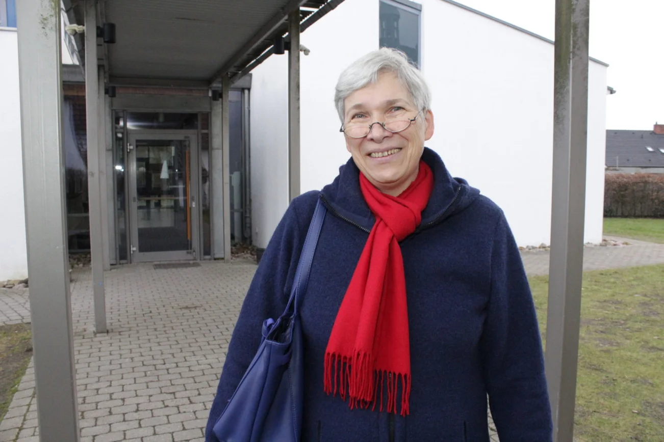 Frau lächelt in die Kamera.