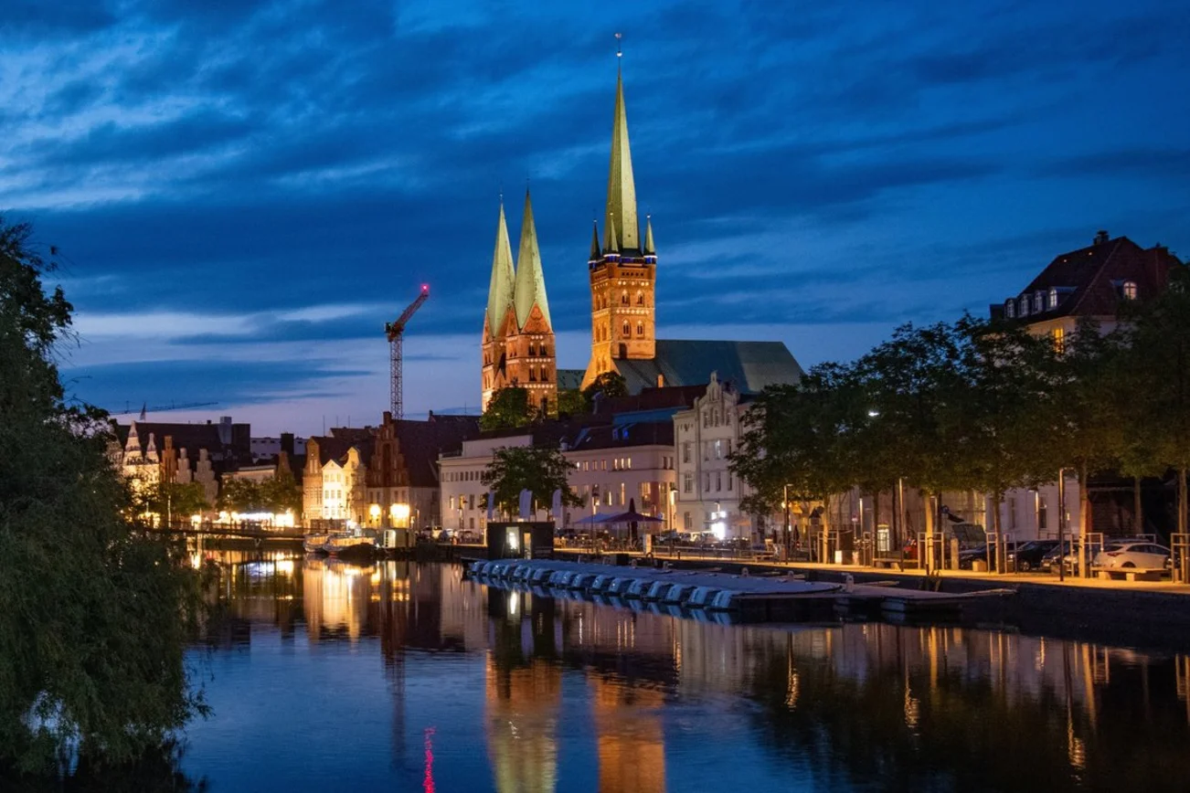 Blick auf die abendliche Altstadt Lübecks 