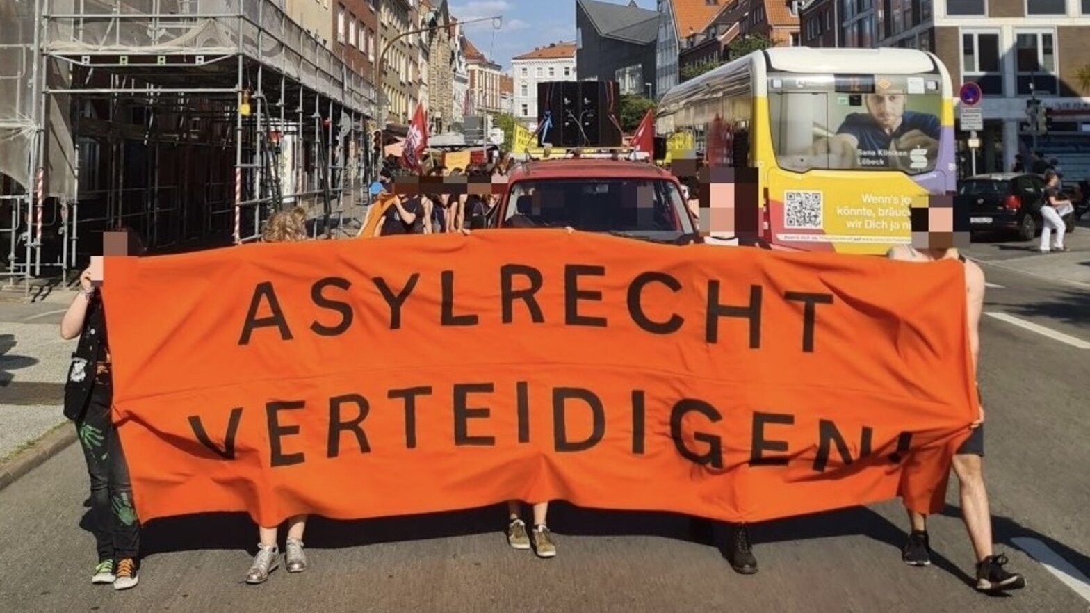 Menschen demonstrieren in einer Stadt.