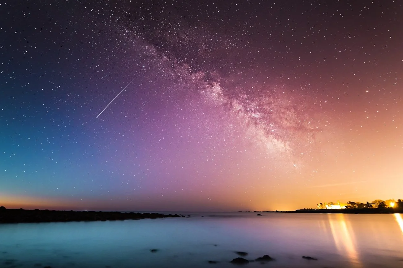 Ein in vielen Farben erleuchteter nächtlicher Himmel