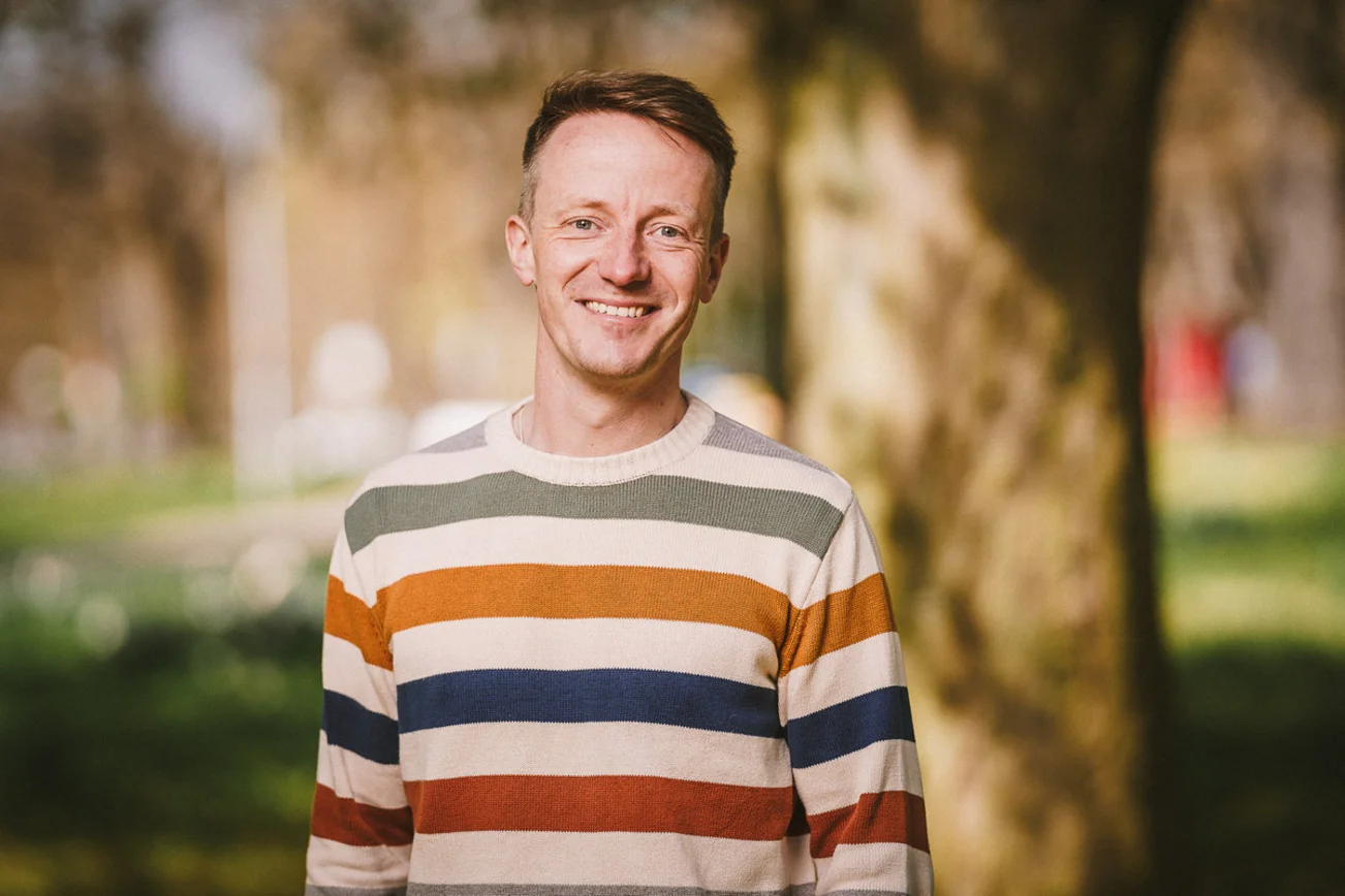 Mann lächelt in die Kamera