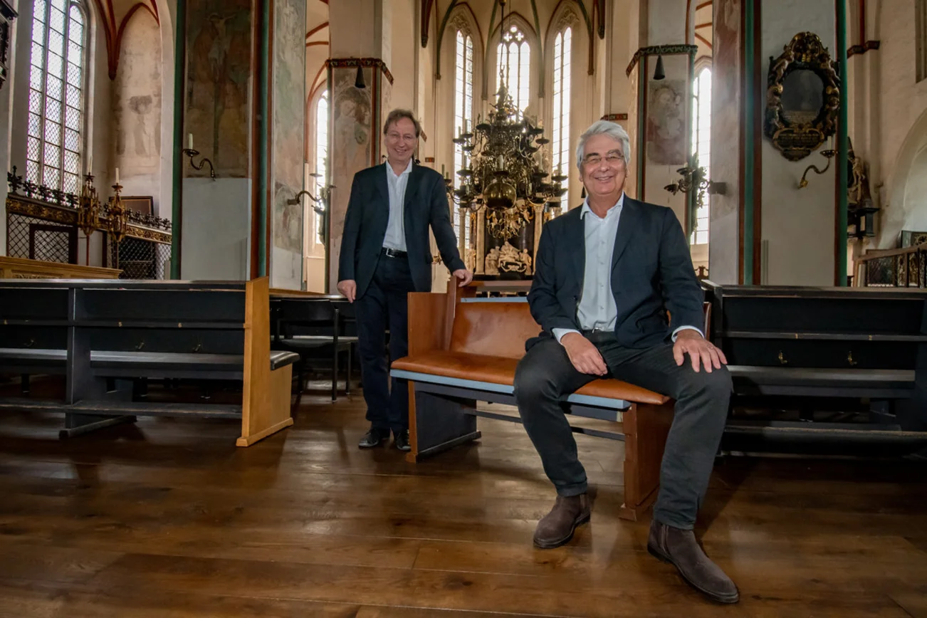 Zwei Männer in einer Kirche