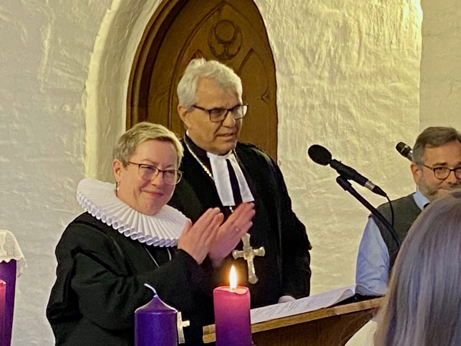 Personen in einer Kirche