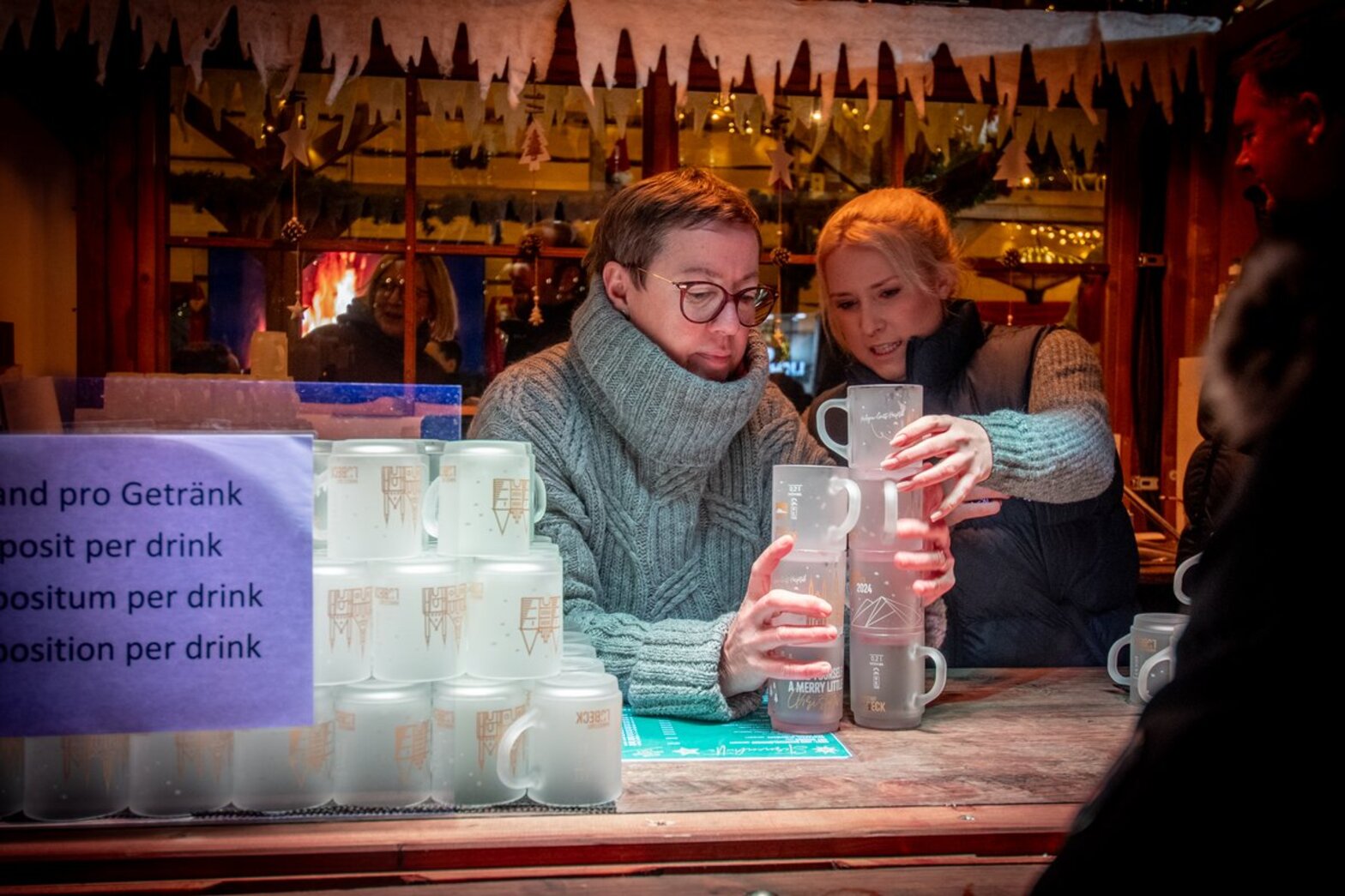 Zwei Frauen in einer Punschbude