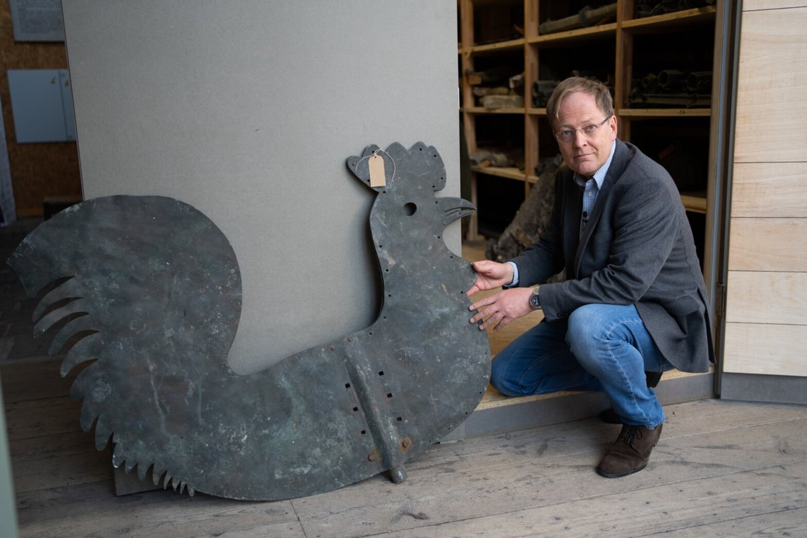 Ein Mann mit einem Kirchturm-Hahn