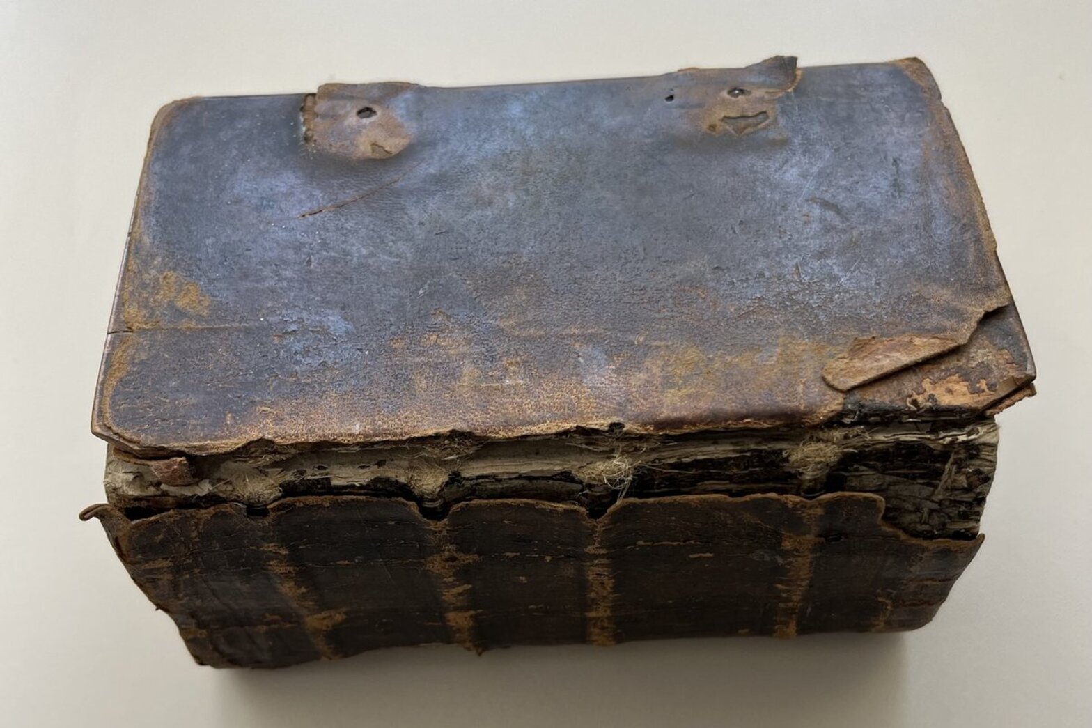 Sehr altes Buch mit beschädigtem Einband.