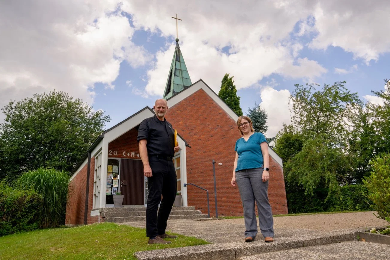 Zwei menschen vor einer Kirche