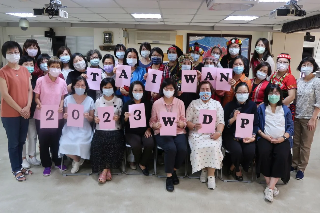 Frauenkomitee Taiwan halten Schilder hoch auf den steht, Taiwan 2023 WDP