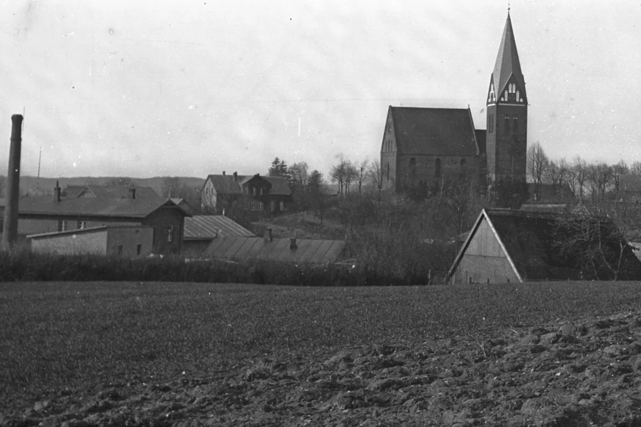 Historische Aufnahme einer Kirche.