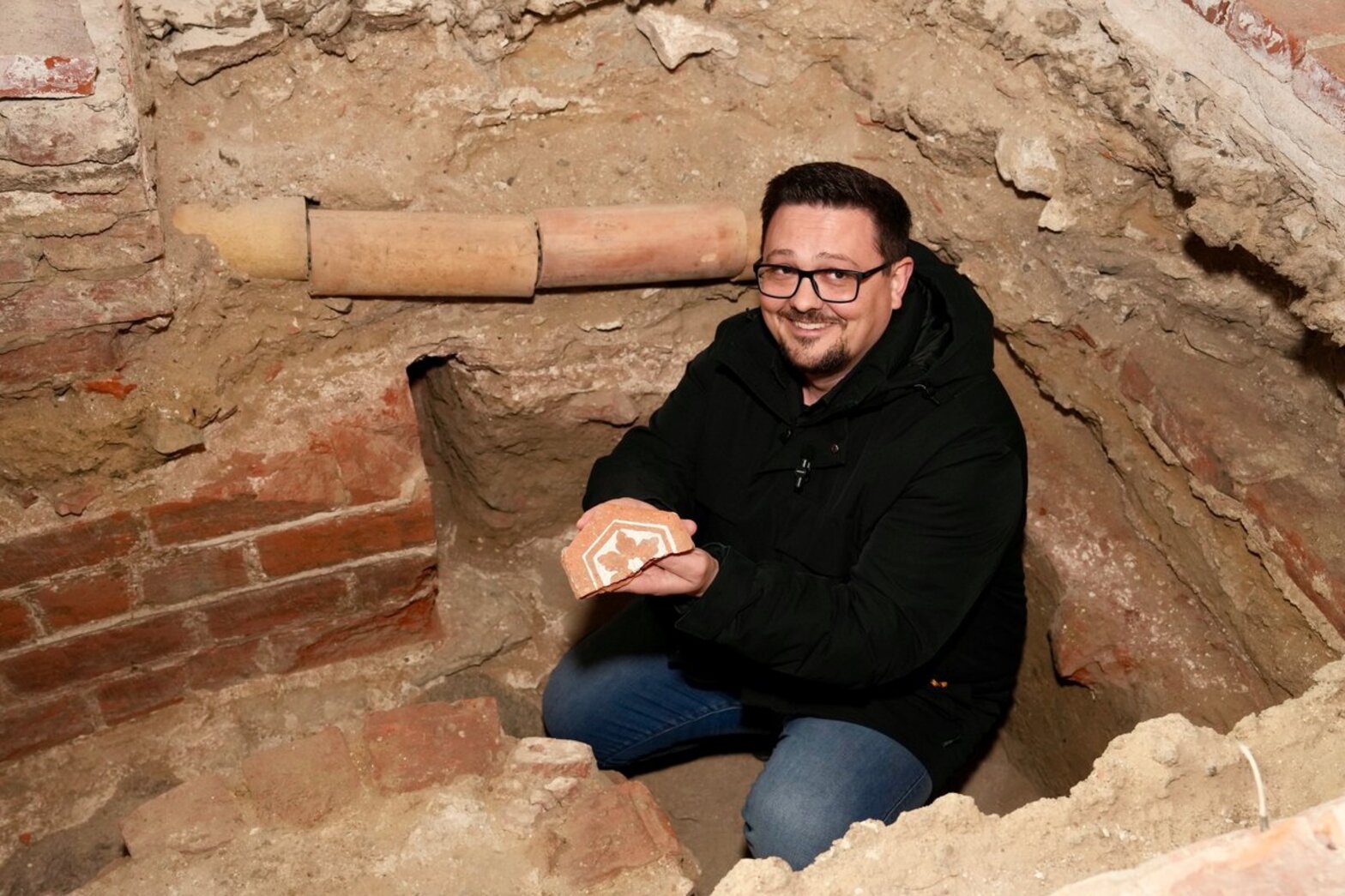 Ein Mann in einer Baugrube