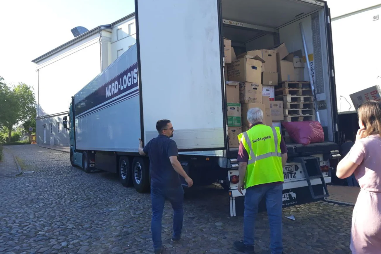 Freiwillige packen einen 40-Tonnen-Trailer mit humanitären Hilfsgütern für die Ukraine