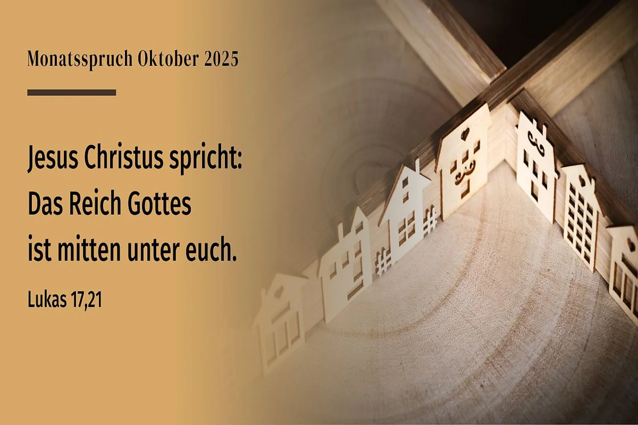 Schwarzerbibeltext auf beigen Hintergrund mit Häuserecke aus Holz