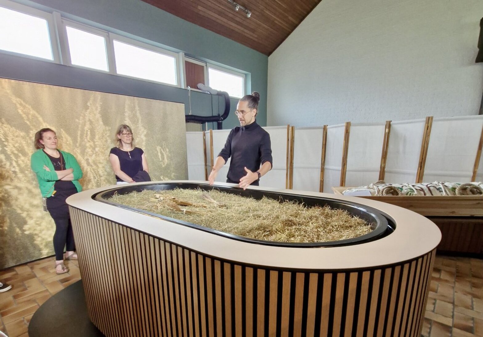 Menschen in einer Beerdigungshalle