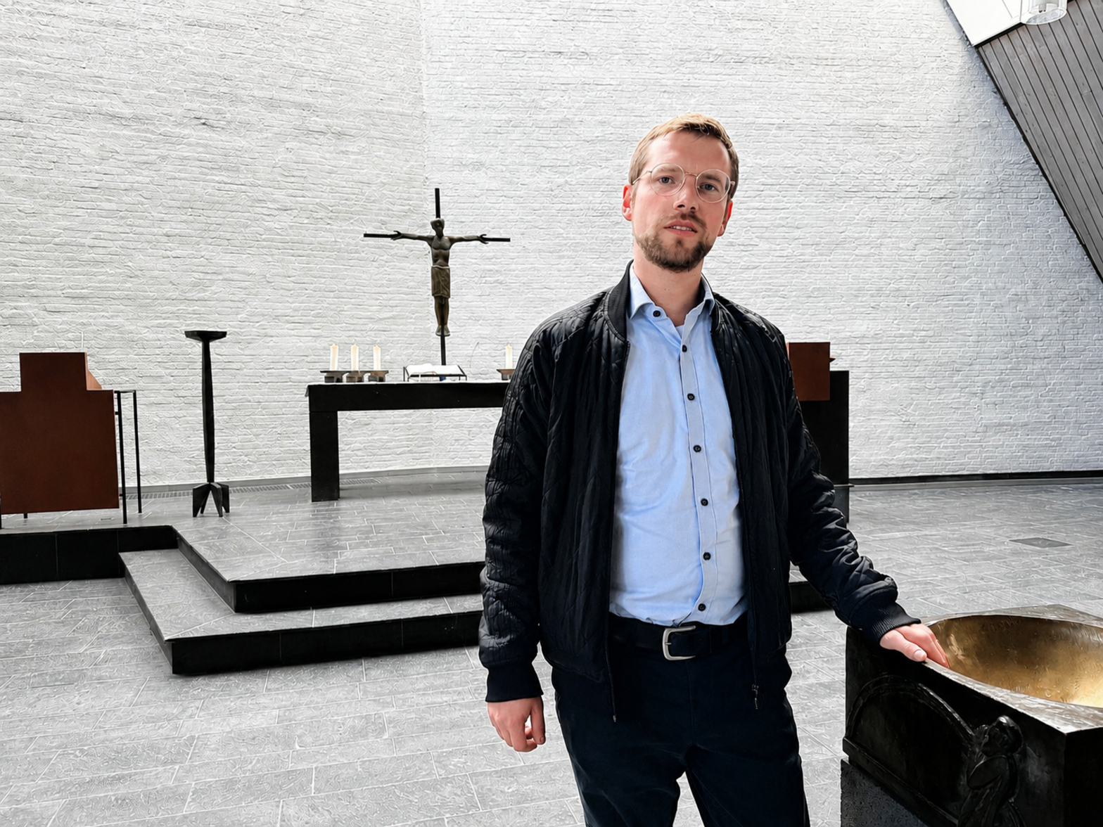 Mann steht in einer Kirche
