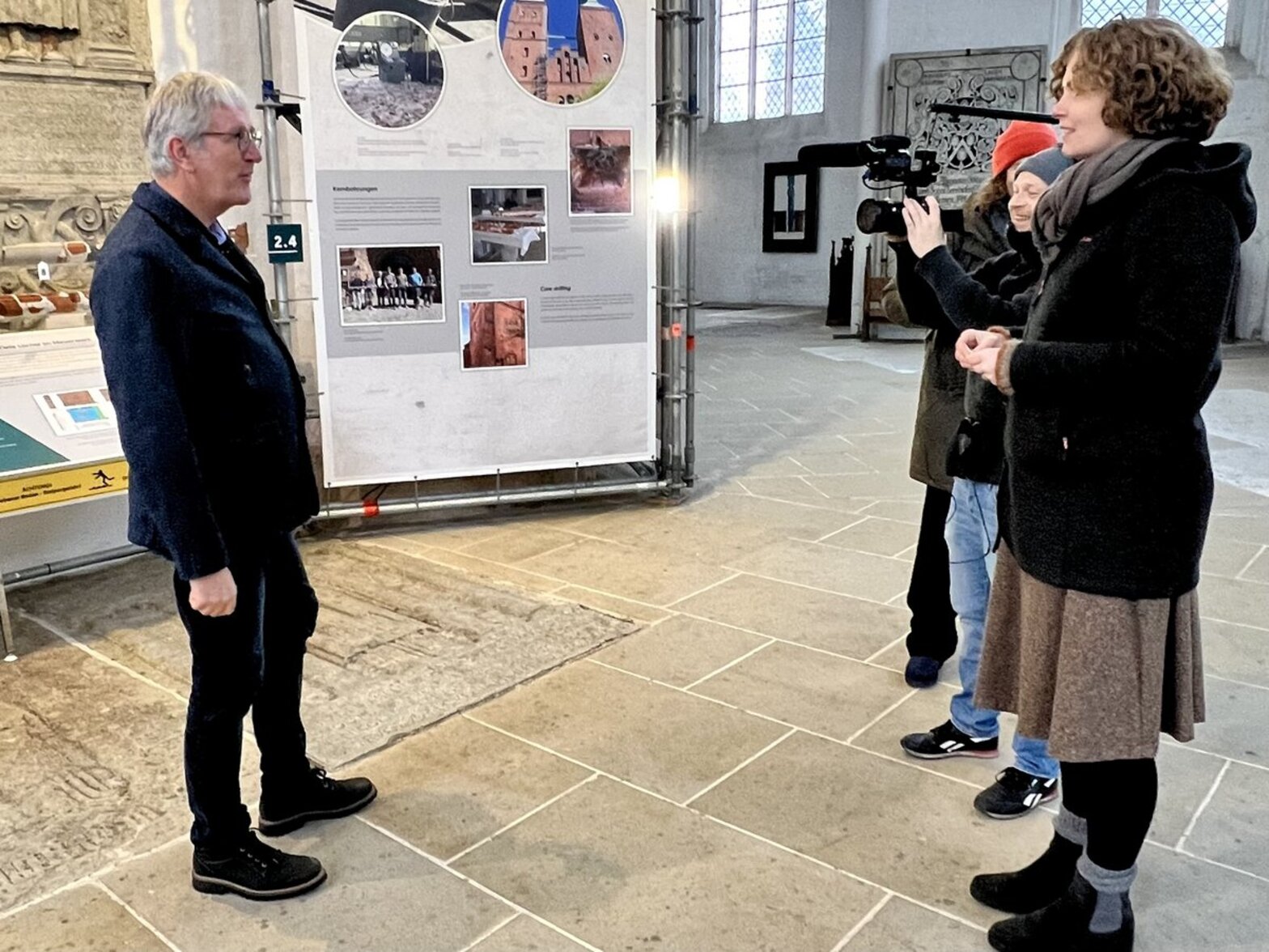 Menschen in einer Kirche 