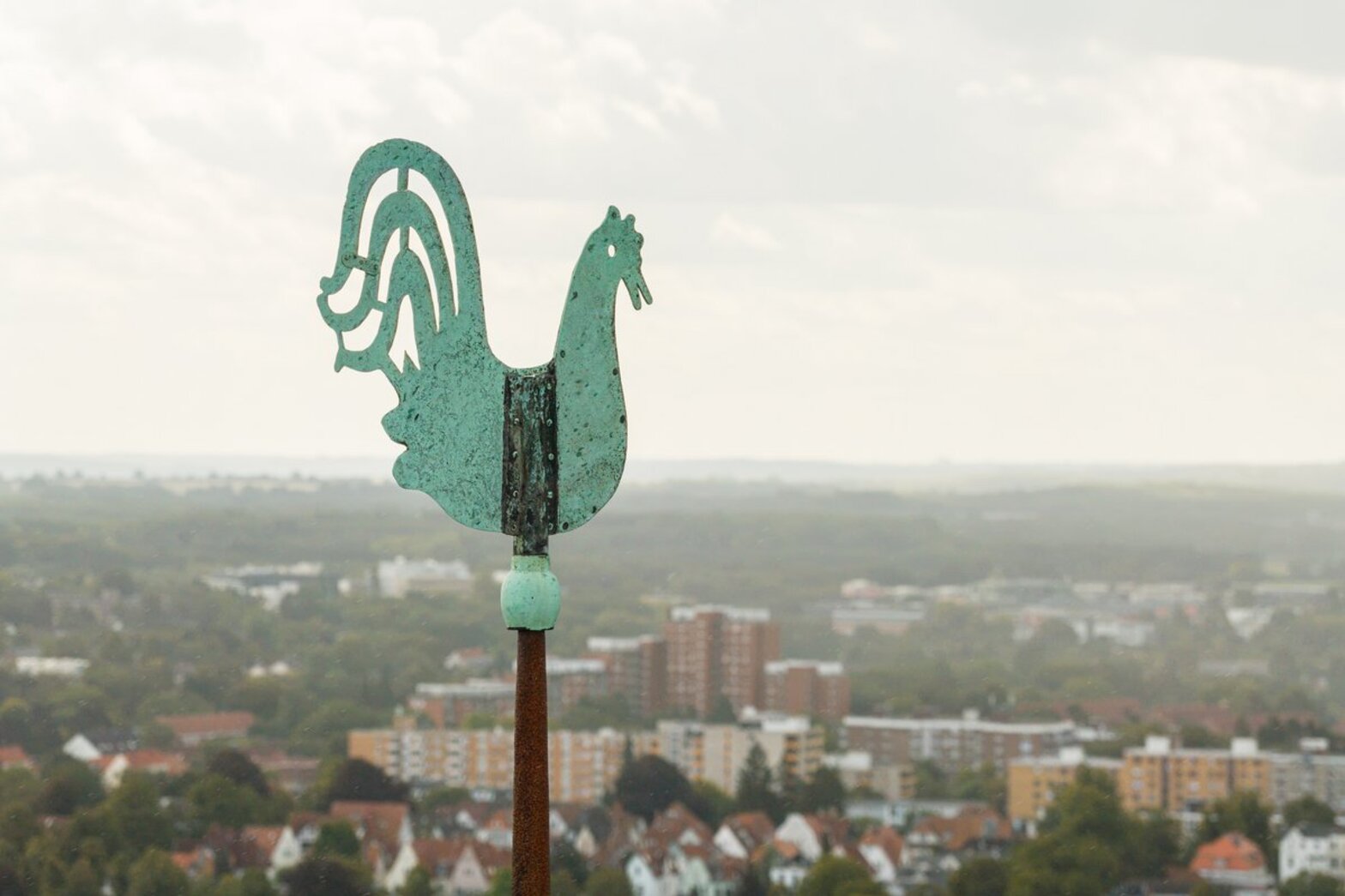 Ein Kirchturm mit Hahn 