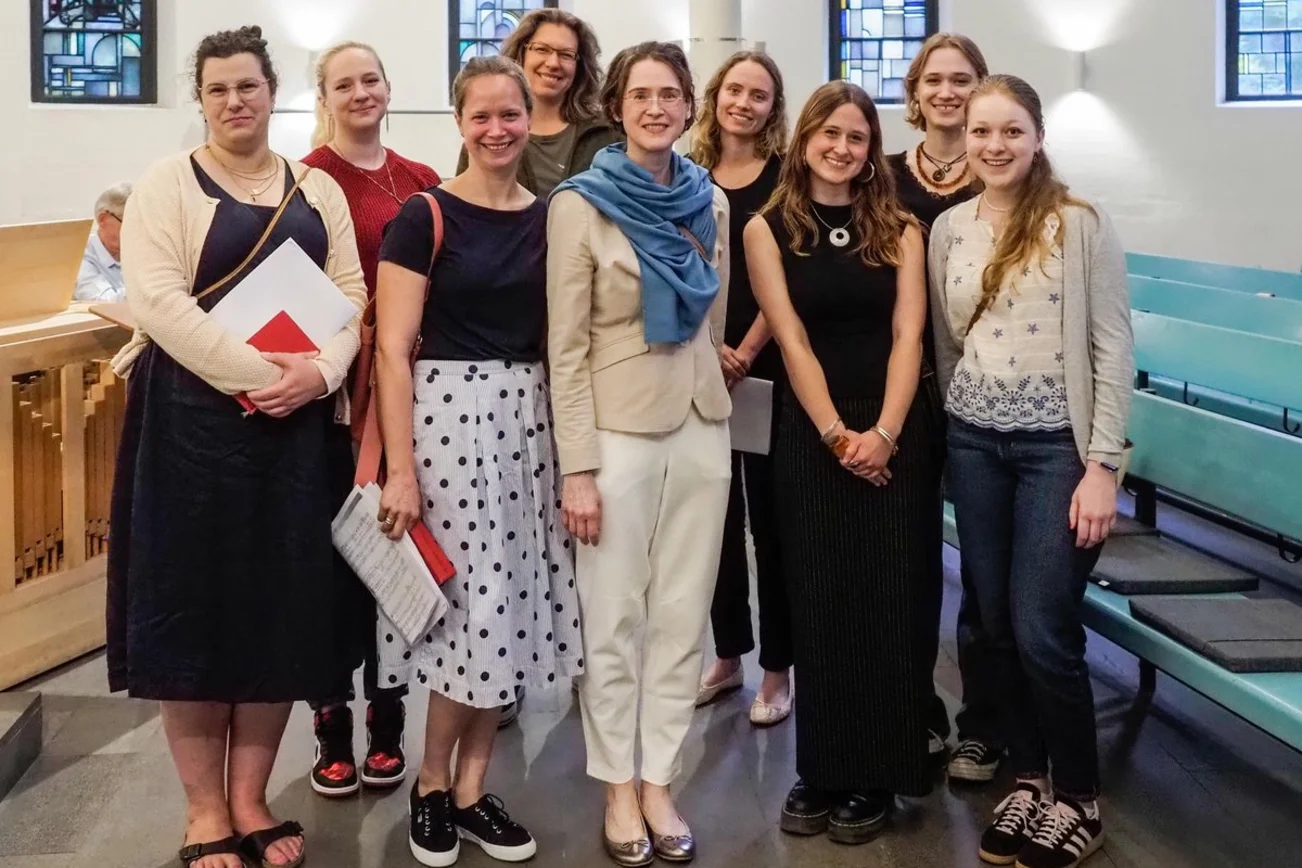 Andrea Wiese inmitten von « Ehemaligen », die dem Chor treu bleiben