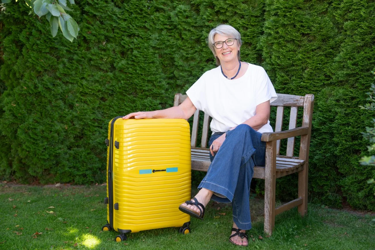 Eine Frau mit einem Koffer