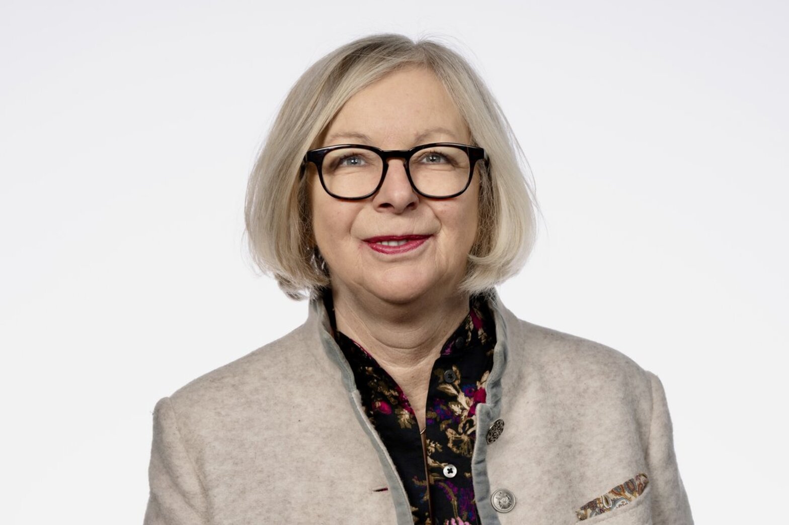 Eine Frau schaut in die Kamera.