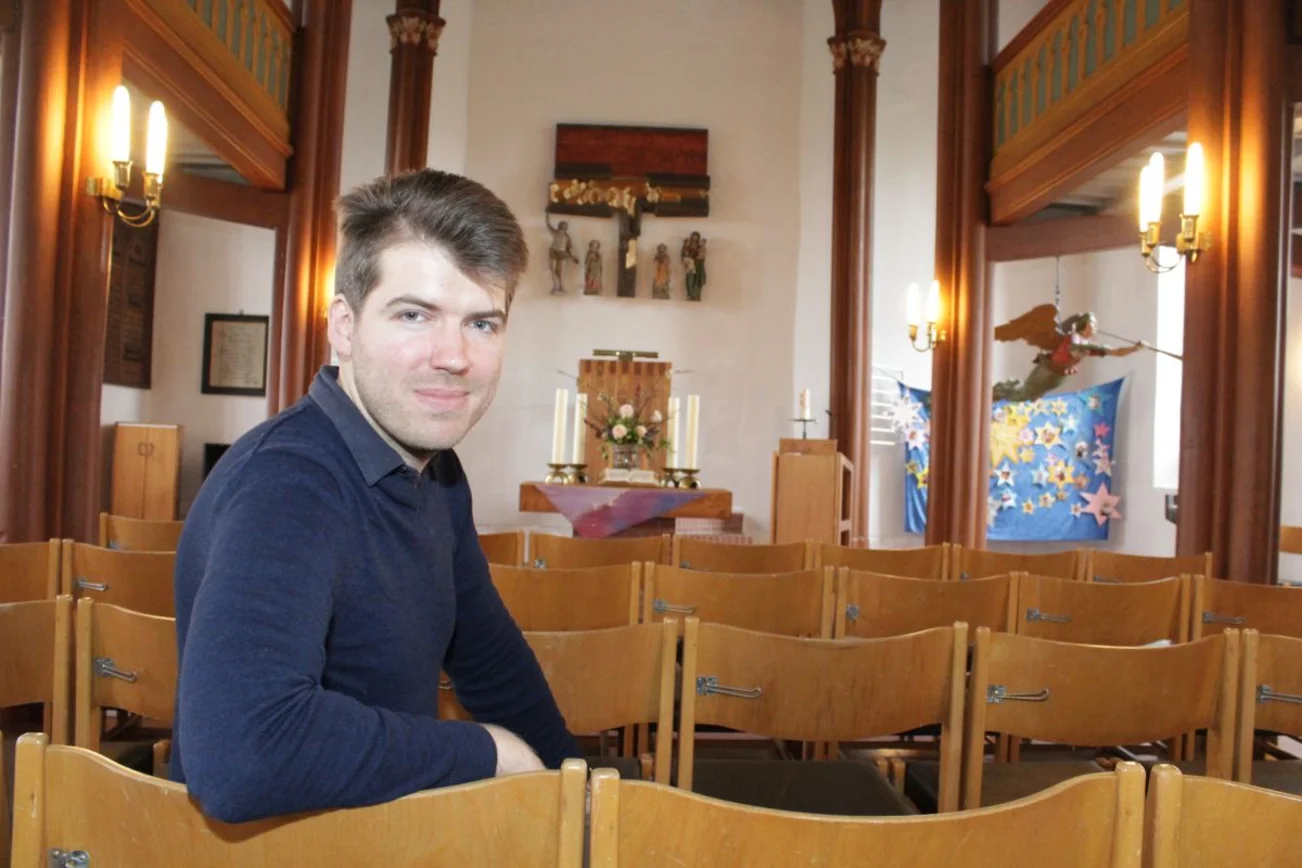 Junger Mann in einer Kirche.