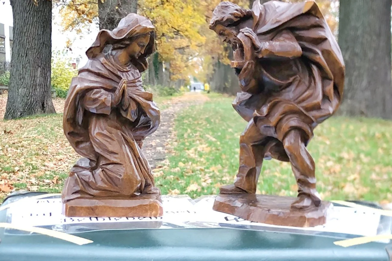 Zwei Holzfiguren