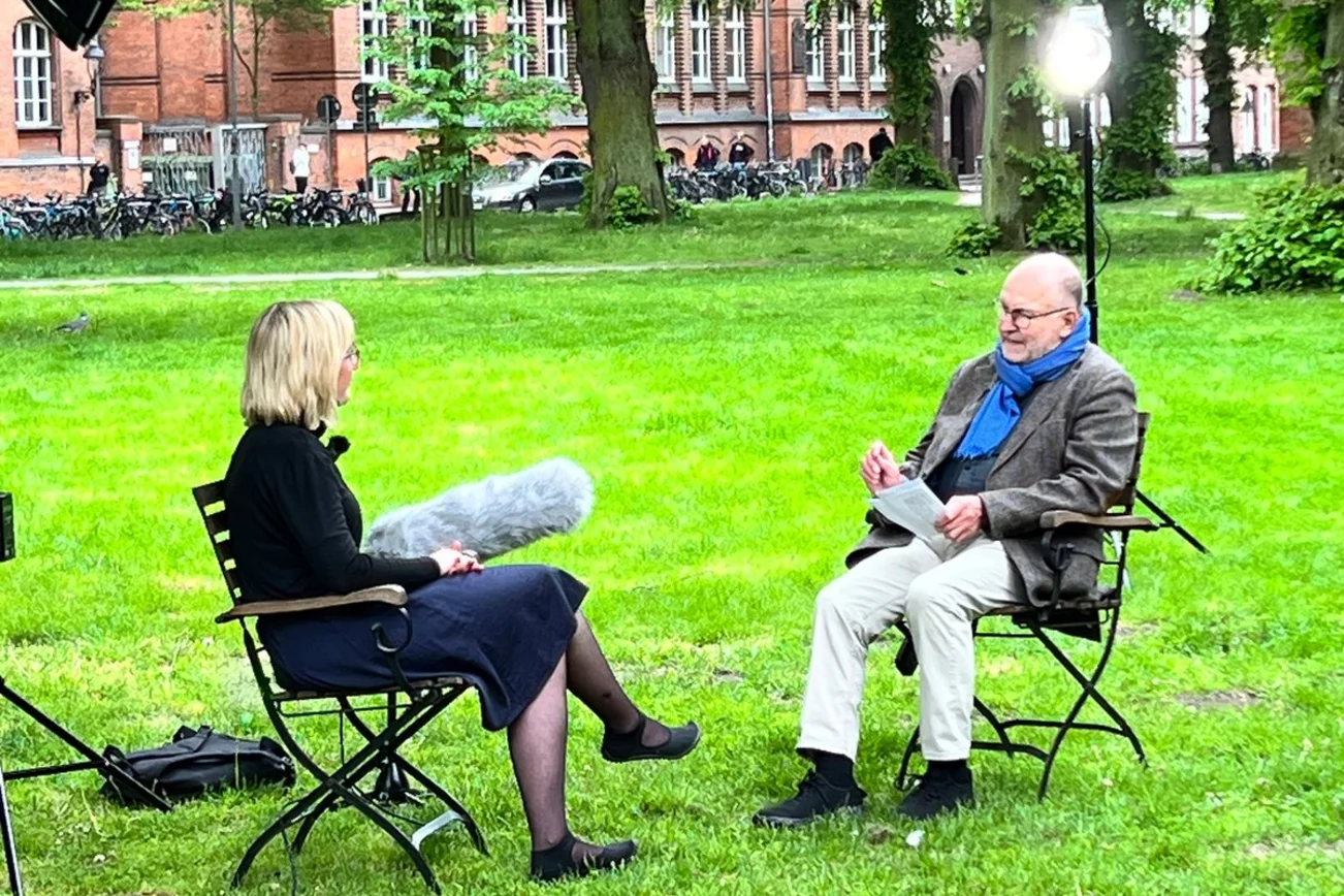 Interview-Szene unter freiem Himmel