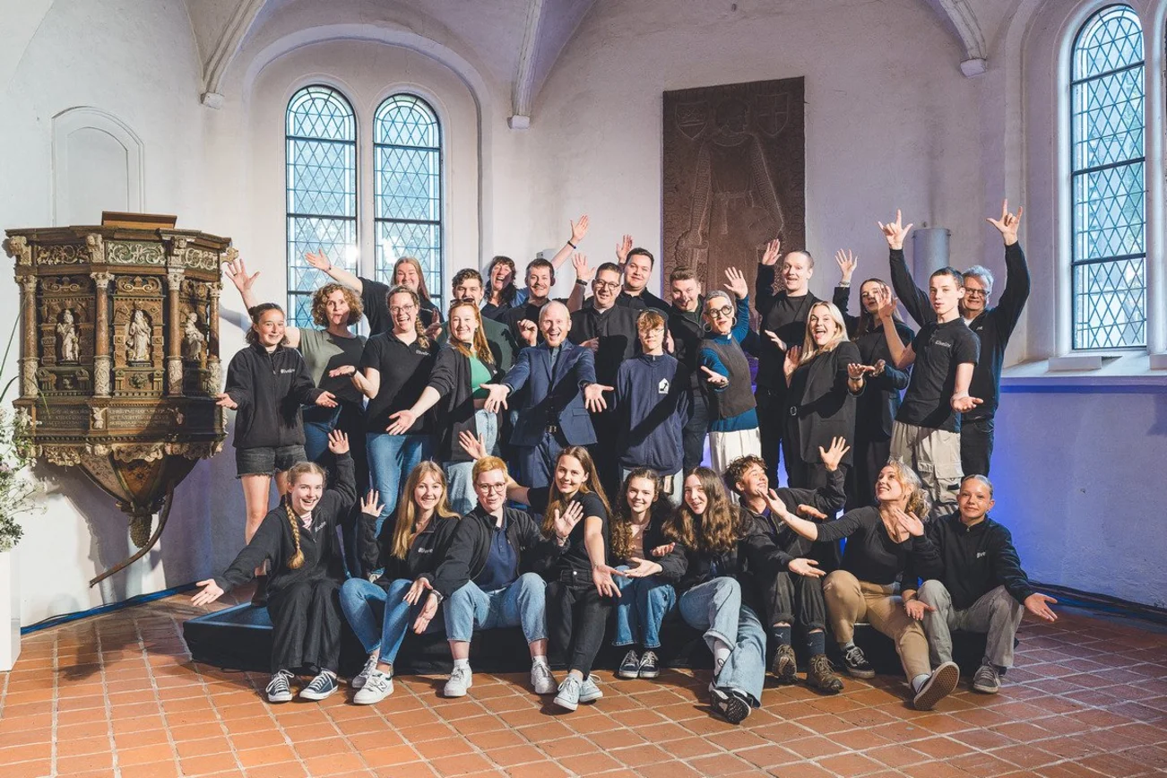 Eine große Gruppe fröhlicher junger Menschen