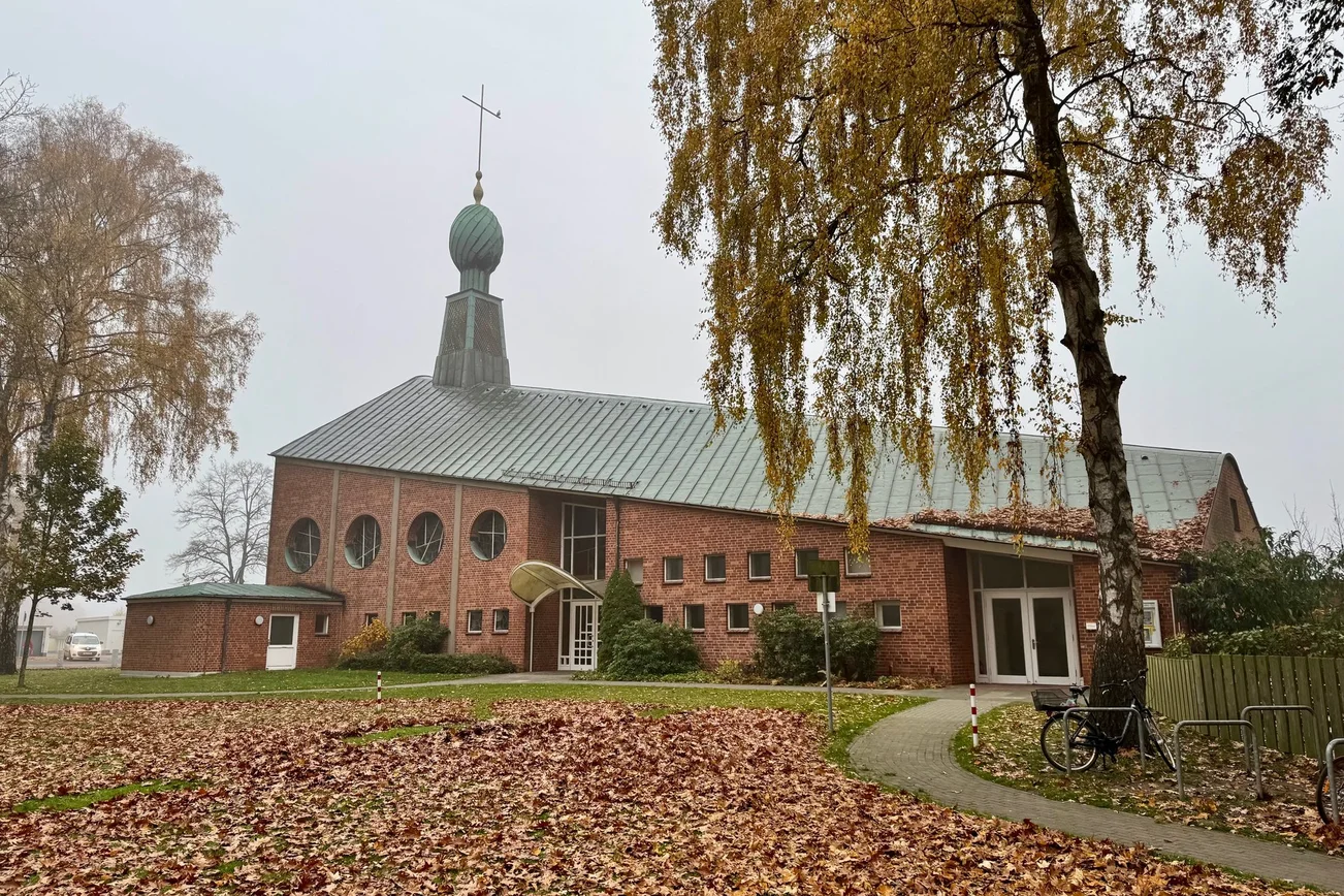 Blick auf eine Kirche vom nebligen Herbst