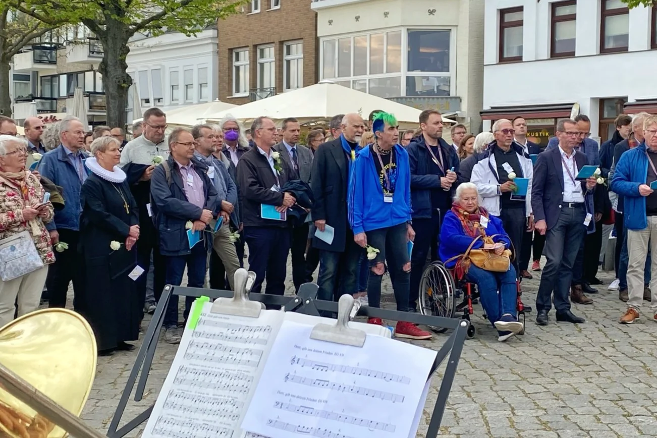 Menschen bei einem Gottesdienst