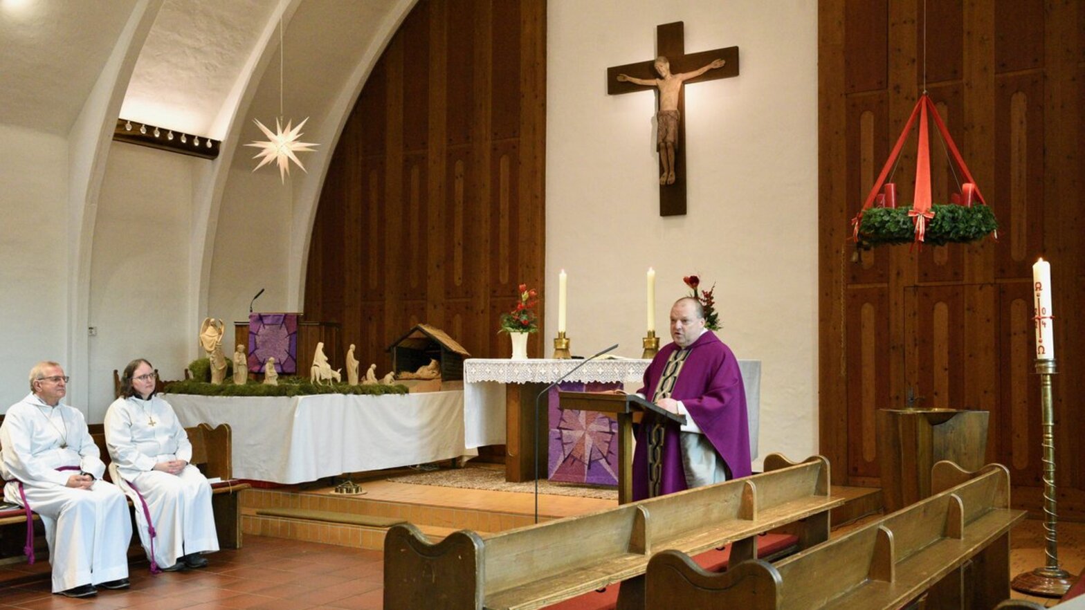 Menschen in einer Kirche