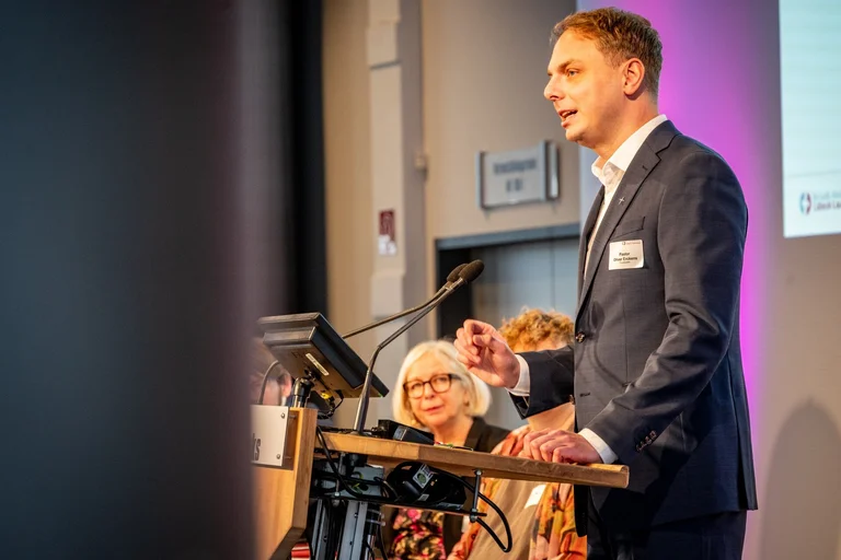 Ein Mann steht am Rednerpult