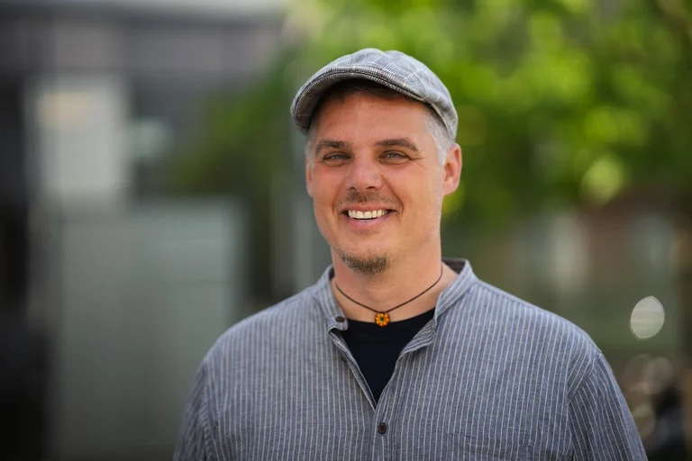 Mann lächelt in die Kamera