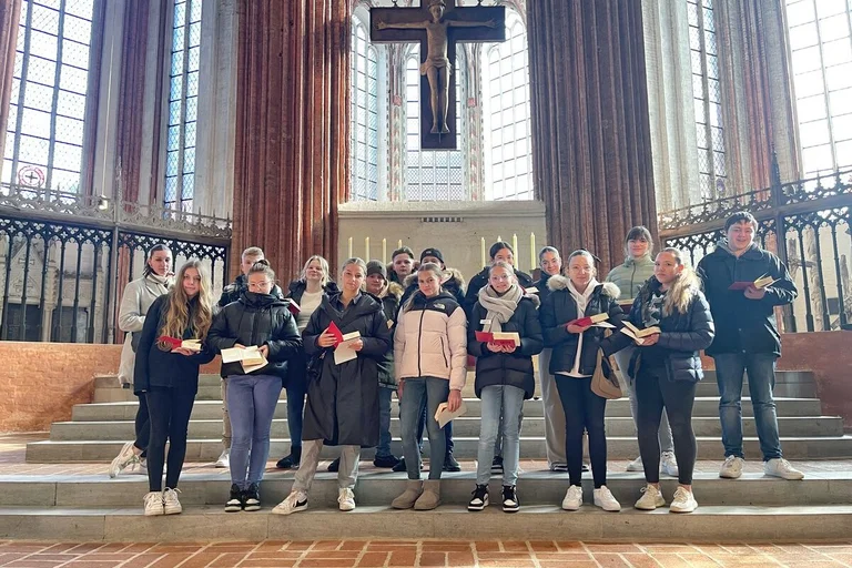 Jugendliche stehen in einer Kirche