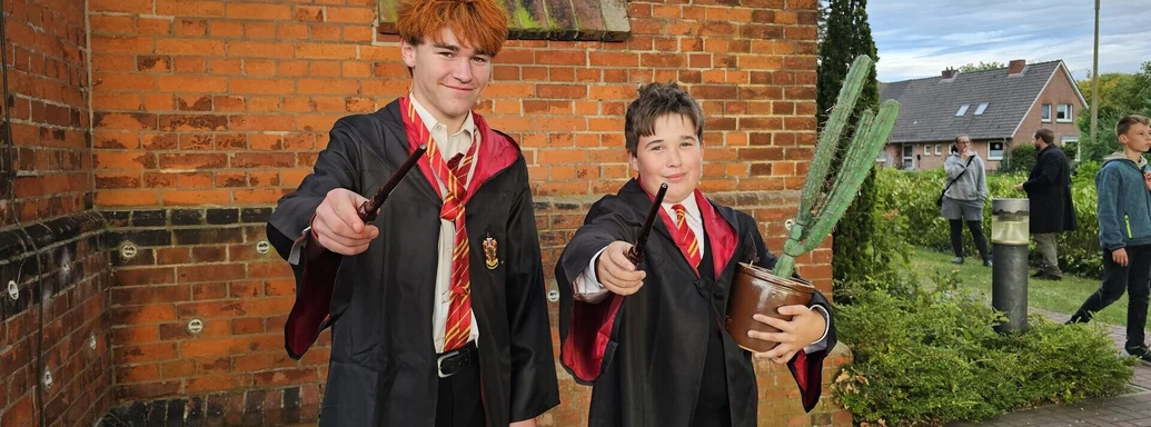 Schauspieler vor einer Kirche 