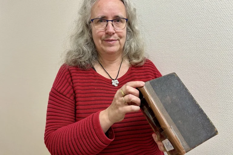 Eine Frau hält eine Bibel in den Händen