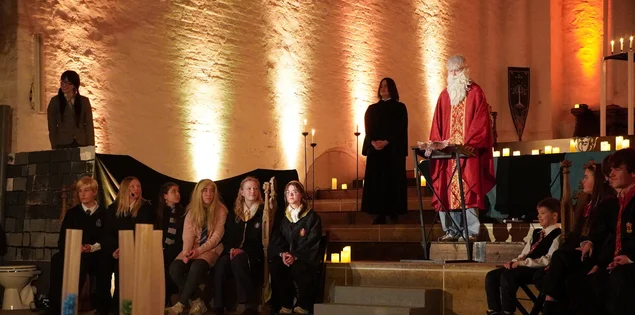 Szene aus dem Theater-Gottesdienst auf der Bühne.