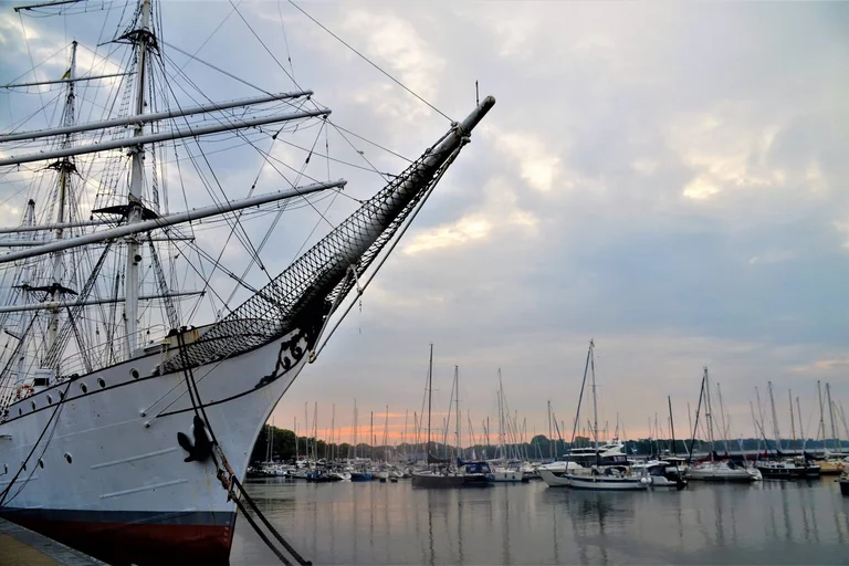 Segelschiffe im Hafen